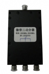 2-8GHz 3路微带功分器