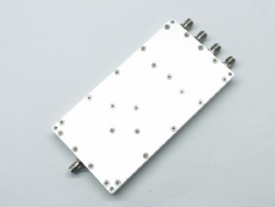 0.7-7.5GHz 4路微带功分器